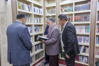 وفدٌ أكاديميٌّ يزورُ مركزَ تراثِ البصرةِ ويطّلعُ على نتاجاتِه العلميّة