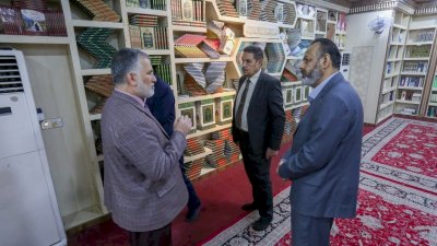 وفدٌ أكاديميٌّ يزورُ مركزَ تراثِ البصرةِ ويطّلعُ على نتاجاتِه العلميّة