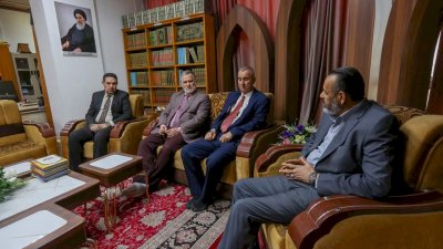 وفدٌ أكاديميٌّ يزورُ مركزَ تراثِ البصرةِ ويطّلعُ على نتاجاتِه العلميّة