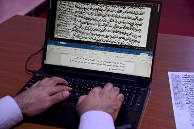 قسم شؤون المعارف يوضح مراحل التنضيد المعتمدة في إصدارات مركز تراث الجنوب
