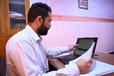 قسم شؤون المعارف يوضح مراحل التنضيد المعتمدة في إصدارات مركز تراث الجنوب