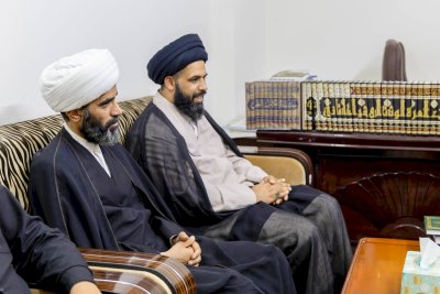 قسم المعارف يهدي إصداراته إلى عدد من المدارس الدينية وأساتذة الحوزة العلمية في النجف الأشرف