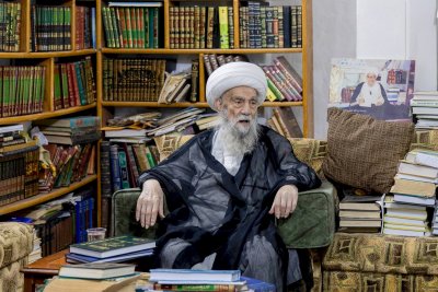 قسم المعارف يهدي إصداراته إلى عدد من المدارس الدينية وأساتذة الحوزة العلمية في النجف الأشرف