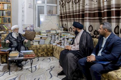 قسم المعارف يهدي إصداراته إلى عدد من المدارس الدينية وأساتذة الحوزة العلمية في النجف الأشرف