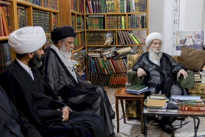 قسم المعارف يهدي إصداراته إلى عدد من المدارس الدينية وأساتذة الحوزة العلمية في النجف الأشرف