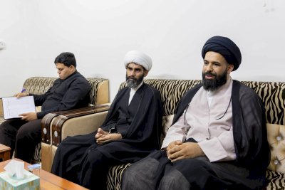 قسم المعارف يهدي إصداراته إلى عدد من المدارس الدينية وأساتذة الحوزة العلمية في النجف الأشرف