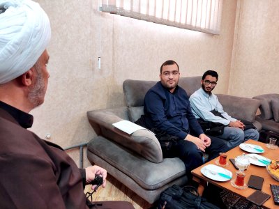 بالصور | طلبة من مدرسة الشهيد عبد الحسين البرونسي  التابعة للحوزة العلمية في مدينة مشهد المقدسة  العاملة  بمجال التحقيق في ضيافة مركز التراث الإسلامي.