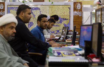 التطبيق العملي لدورة الفهرسة التي يقيمها قسم شؤون المعارف الاسلامية والانسانية في العتبة العباسية المقدسة