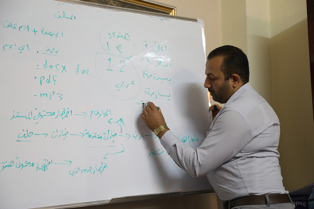 قسم شؤون المعارف الاسلامية والانسانية يقيم دورة لمنتسبيه في صيانة الحاسبات والإخراج الطباعي  