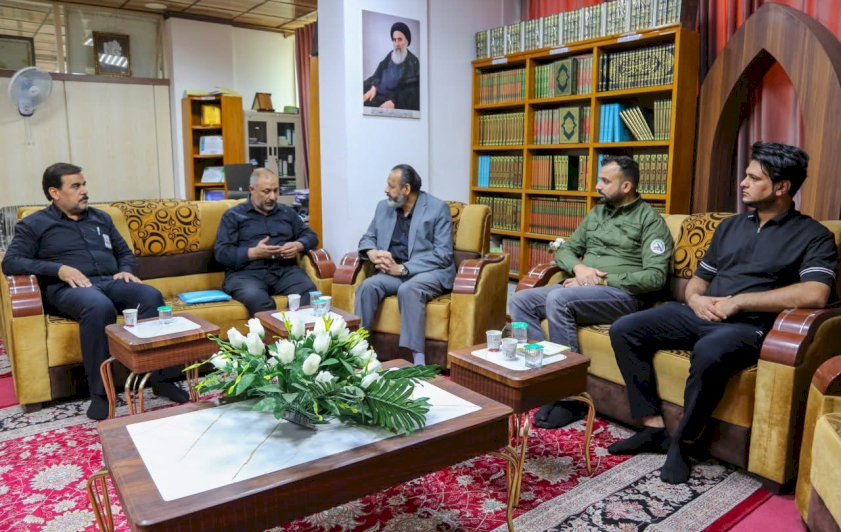 وفدٌ من الحشـ ـد الشعبي يزورُ مركزَ تراثِ البصرةِ