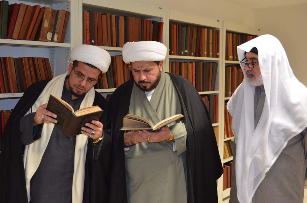 وفد العتبة العباسية المقدسة يزور عدداً من المحققين في مدينة قم الإيرانية ويطلع على مكتباتهم الزاخرة
