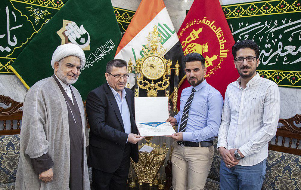 تثمينًا لجهوده في زخرفة القرآن الكريم .. قسم شؤون المعارف الاسلامية والإنسانية يُكرّم الفائز بالمرتبة الأولى بمسابقة الزخرفة