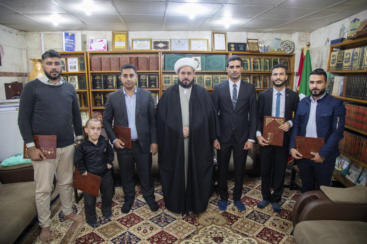 رئيس قسم شؤون المعارف الإسلامية والإنسانية يوزع شهادات المشاركة بين المتخرجين من دورة الإخراج الفني والتصميم