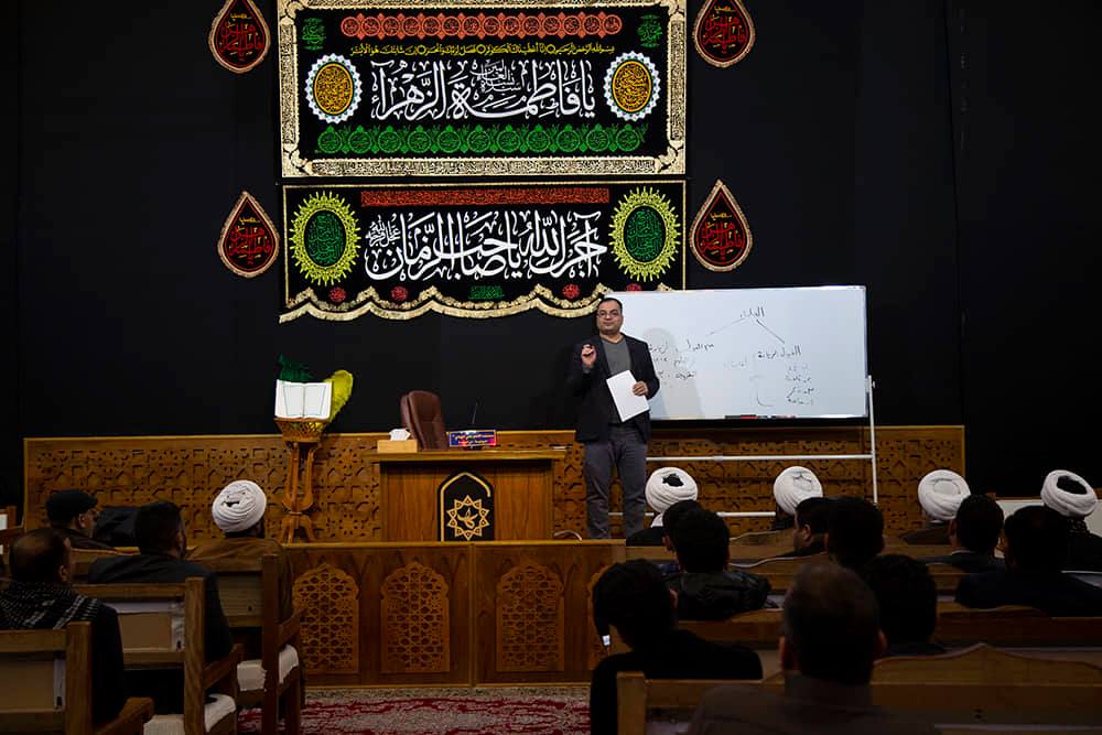 قسم شؤون المعارف الإسلاميّة والإنسانيّة يُقيمُ محاضرةً في محافظة الديوانيّة حول (التعريف بكتابة تاريخ المراقد والمزارات المقدّسة)