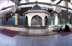 مرقد سيد العلماء السيد محمّد الطباطبائي المُلَقب بـ (المجاهد) المتوفى 1242هـ. يقع قبره في منطقة ما بين الحرمين الشريفين.