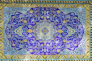روعة الزخرفة النباتية والهندسية في العتبتين المقدستين