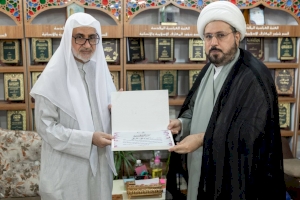 فضيلةُ الشّيخِ الهلاليّ يكرّمُ الدكتورَ الغُريفيّ