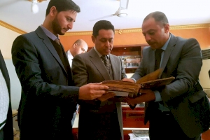 عميد كلية الاداب في جامعة ذي قار يهدي العتبة العباسية المقدسة مخطوطات ثمينة وقيمة 