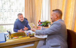 إصداراتُ المعارفِ تُزيّنُ مكتباتِ المؤسساتِ والجامعاتِ.