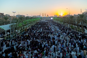 زائرو ابي عبد الله الحسين (عليه السلام) يحيون ليلة يوم عرفة في منطقة بين الحرمين الشريفين