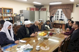 بهدف التعاون بينها لتطوير العمل التراثي والبحثي ... وفد قسم شؤون المعارف الإسلامية والإنسانية في رحاب المكتبة العامة في الحرم الرضوي المقدس
