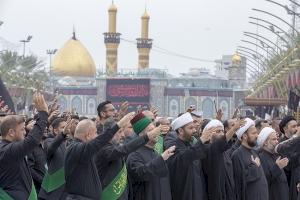 موكب الامام الحسين(ع) خدمة العتبتين المقدستين الحسينية والعباسية بذكرى وفاة الرسول الاعظم محمد ( ص )