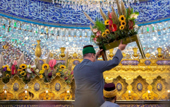 ضريحُ المولى أبي الفضل العبَّاس -عليه السَّلام- يحتضنُ أكاليلَ الورود؛ احتفاءً بالمولد الزينبيّ المُبارك.  &amp;#34;اَلسَّلامُ عَلَيْكِ يَا بِنْتَ سلطانِ الأَنْبِيَاءِ&amp;#34;