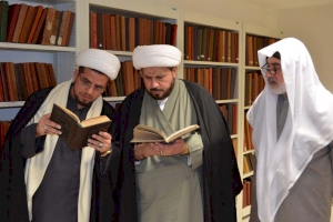 وفد العتبة العباسية المقدسة يزور عدداً من المحققين في مدينة قم الإيرانية ويطلع على مكتباتهم الزاخرة