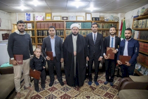 رئيس قسم شؤون المعارف الإسلامية والإنسانية يوزع شهادات المشاركة بين المتخرجين من دورة الإخراج الفني والتصميم