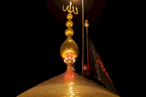إنزال الراية الحمراء  ورفع الراية السوداء اعلى قباب مرقدي الامام الحسين وأخيه العباس عليهما السلام 