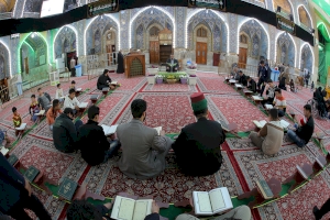 جانب من المحفل القرآني الأسبوعي الذي يقيمه مركز إعداد القرّاء والحفاظ التابع لمعهد القرآن الكريم في قسم شؤون المعارف الإسلامية والإنسانية. المحفل يقام كل يوم جمعة في الصحن العباسي الشريف
