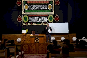 قسم شؤون المعارف الإسلاميّة والإنسانيّة يُقيمُ محاضرةً في محافظة الديوانيّة حول (التعريف بكتابة تاريخ المراقد والمزارات المقدّسة)