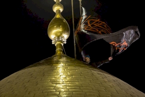 الراية السوداء تعتلي قبّتي الإمامين الحسين وأبي الفضل العباس -عليهما السلام- مع بداية شهر الأحزان 