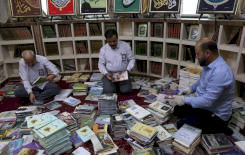 مكتبةُ تراثِ البصرةِ تَحتفي بإرثِ الأديبِ الرّاحلِ عليٍّ أَنْكِيل وتَتسلَّمُ مَكتبَتَهُ الشَّخصيَّة