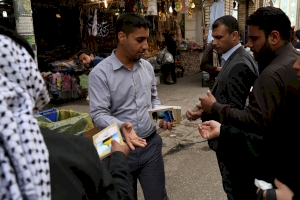 توزيع بعض الكتب  التعليمية  التابعه لقسم شؤون المعارف الاسلامية والانسانية للزائرين 