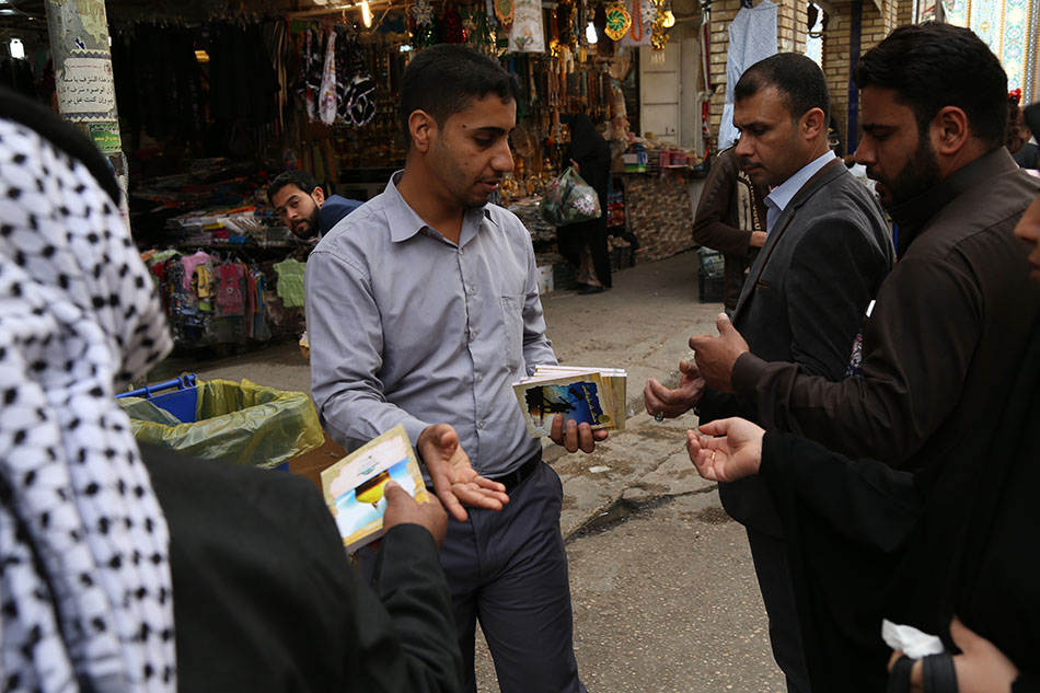 توزيع بعض الكتب  التعليمية  التابعه لقسم شؤون المعارف الاسلامية والانسانية للزائرين 