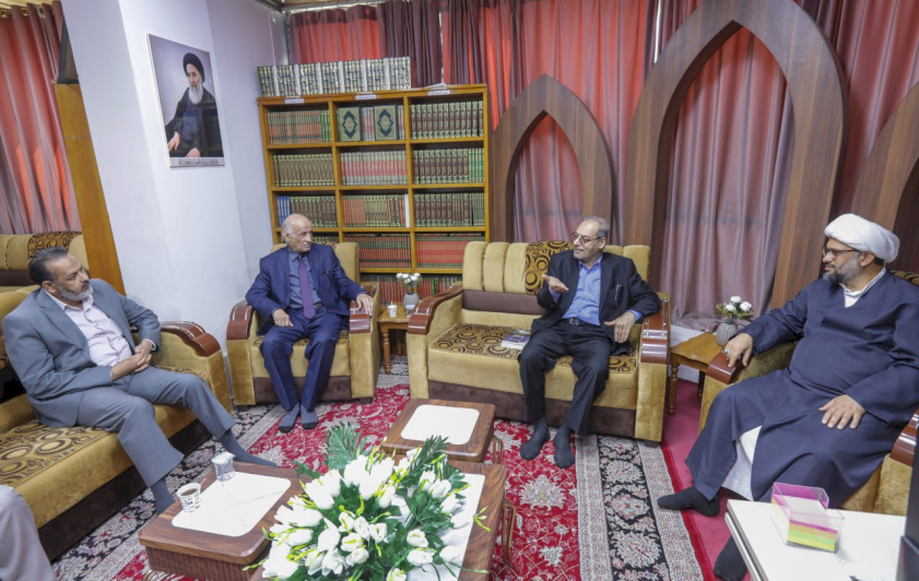 الباحثُ الدكتورُ عمر عبد العزيز يزورُ مركزَ تراثِ البصرةِ