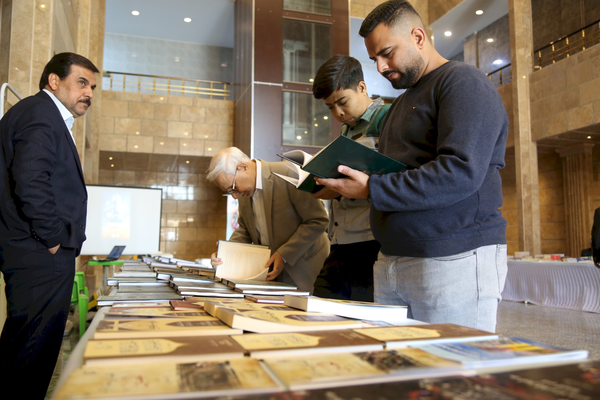 ( استطلاع ) اليوم الثاني لمعرض الكتاب البصري بنسخته الثانية :