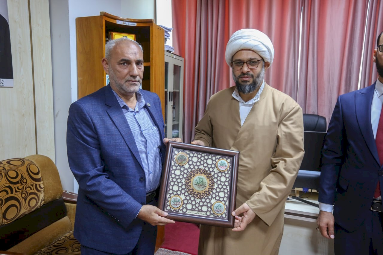 ⭕ وفدُ العتبةِ العَلويَّةِ المُقدَّسةِ يَزورُ مَرْكزَ تُراثِ البصرة