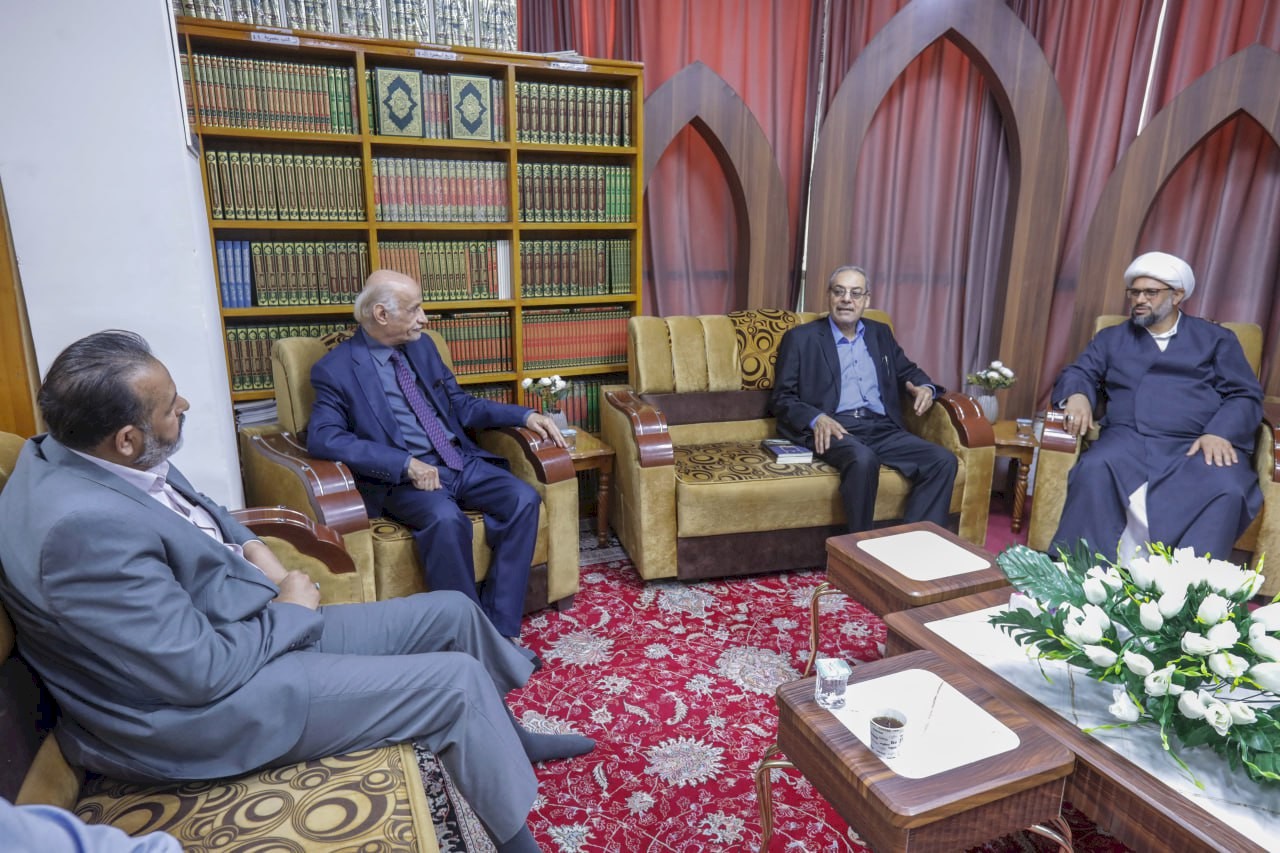 الباحثُ الدكتورُ عمر عبد العزيز يزورُ مركزَ تراثِ البصرةِ