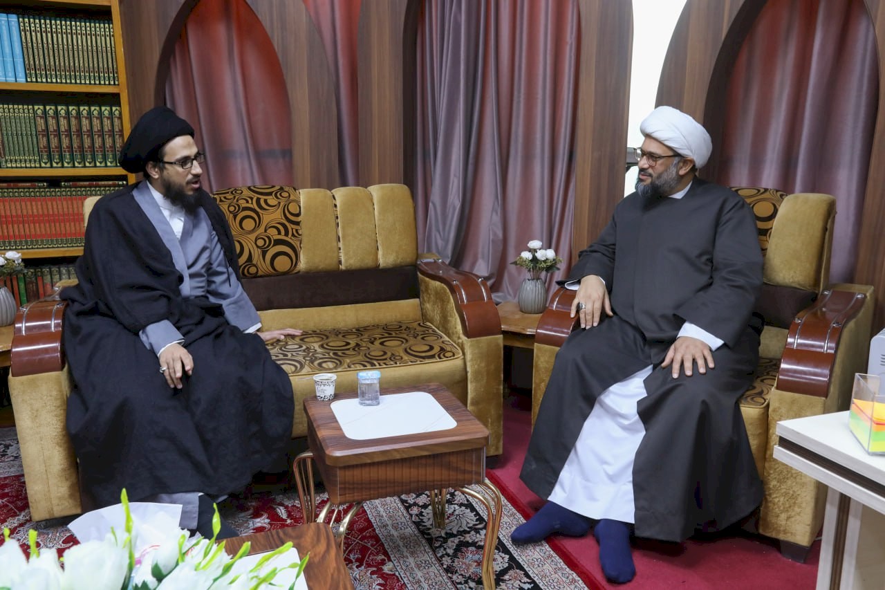 سماحةُ السَّيِّد حسن الحكيم يزورُ مركزَ تراثِ البصرةِ