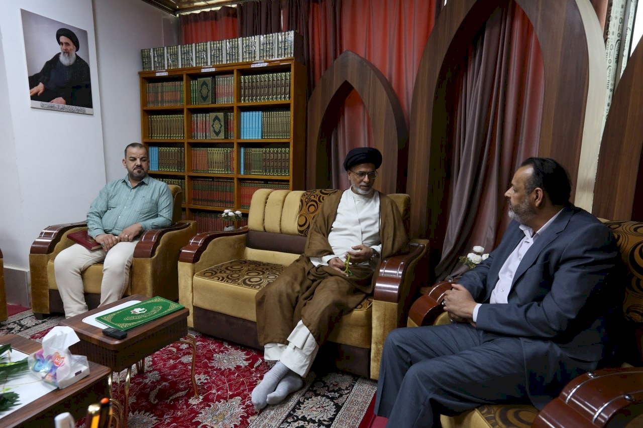السَّيد الدّكتور هاشم العوادي مسؤول الشؤون الفكرية في المزارات الشيعية يزورُ مركزَ تراث البصرة