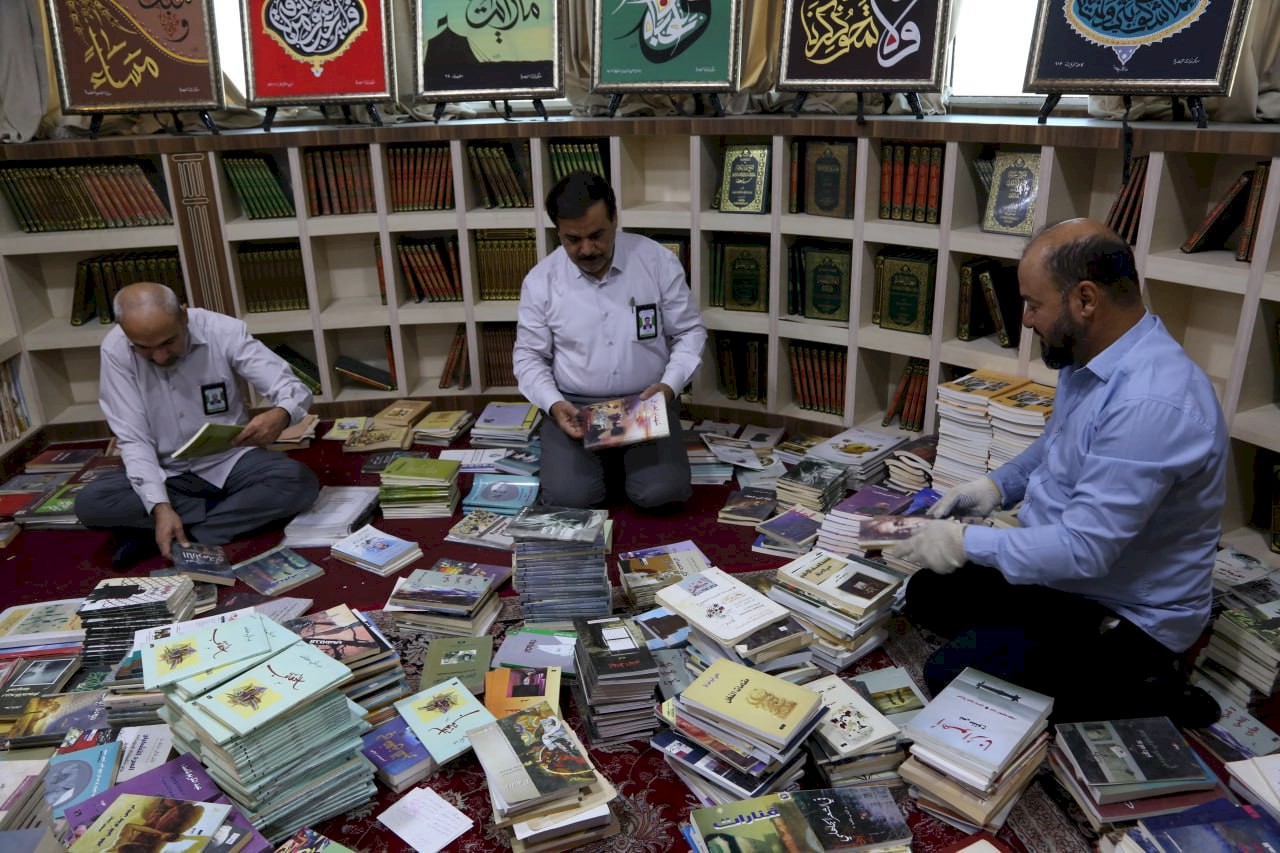 مكتبة مركز تراث البصرة تتسلم الوجبة الأولى من مكتبة الأديب البصري الراحل (علي انكيل)