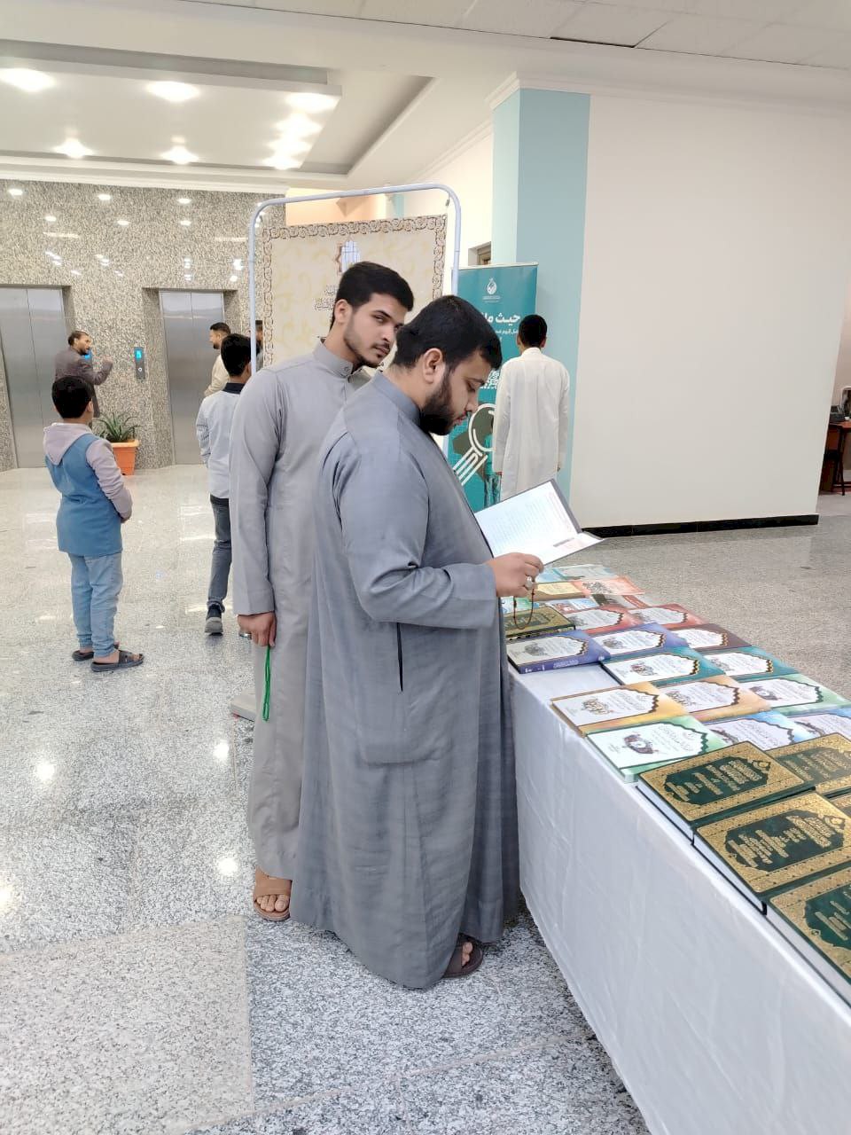 بمناسبةِ أسبوعِ ولادةِ السَّيِّدةِ الزهراء (عليها السَّلام) مركزُ تراثِ البصرةِ يشاركُ في معارضَ للكتابِ ضمنَ فعَّالياتِ المحافلِ القرآنيةِ في البصرةِ