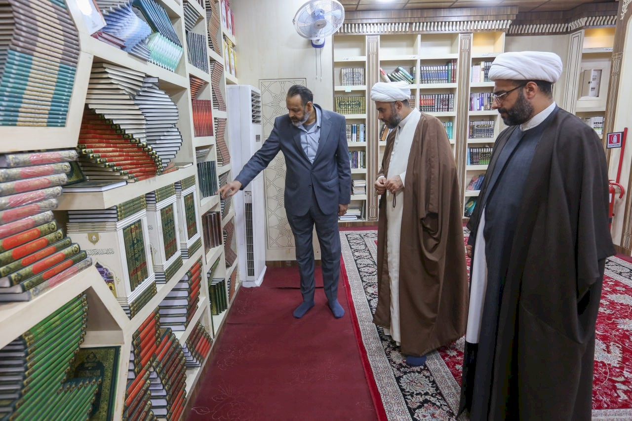 وفدٌ مِن مؤسَّسةِ وارثِ الأنبياءِ للدِّراساتِ التَّخصّصيَّةِ حول النَّهضةِ الحسينيَّةِ يزورُ مركزَ تراثِ البصرةِ