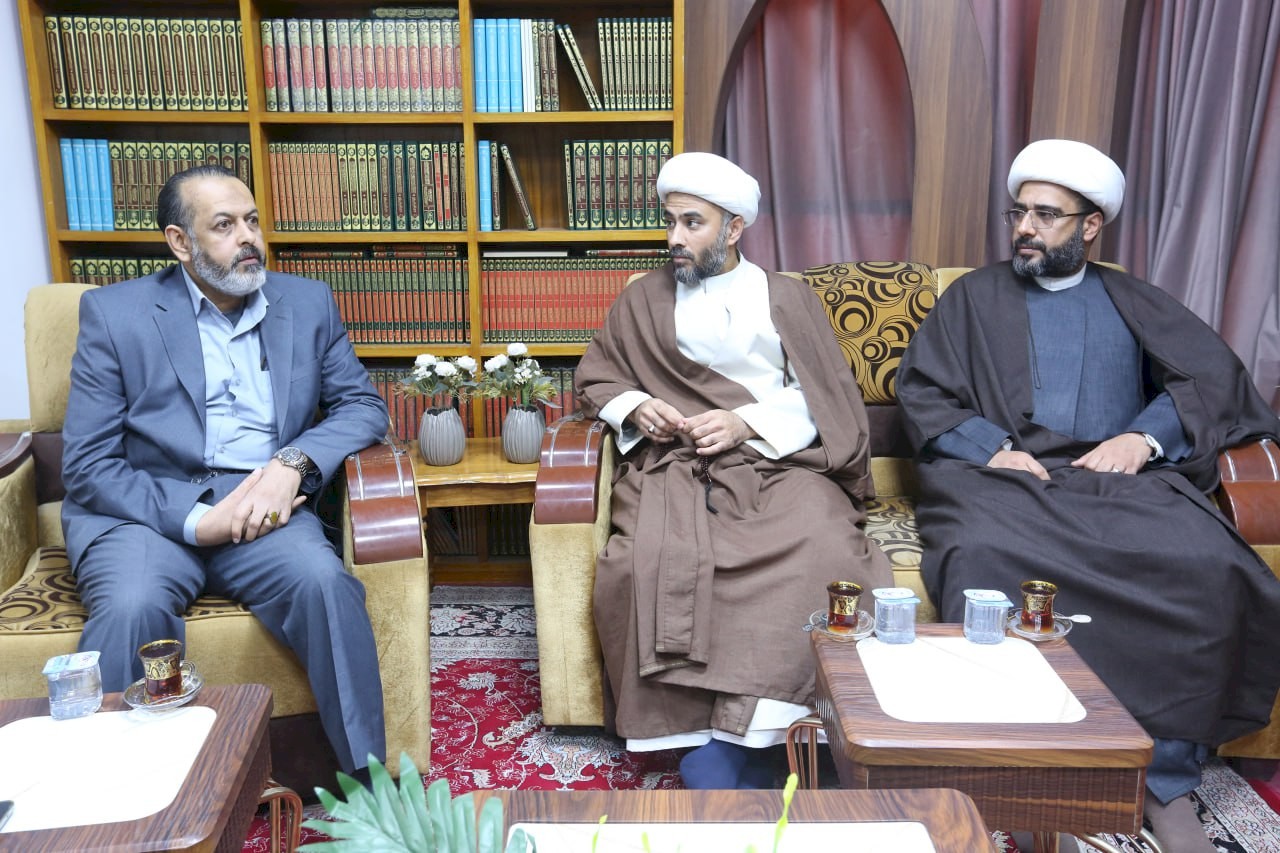 وفدٌ مِن مؤسَّسةِ وارثِ الأنبياءِ للدِّراساتِ التَّخصّصيَّةِ حول النَّهضةِ الحسينيَّةِ يزورُ مركزَ تراثِ البصرةِ