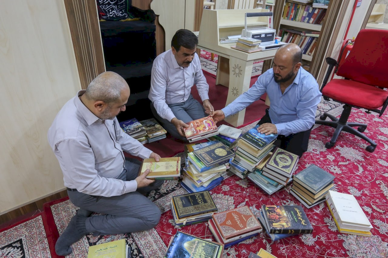 رفدُ مكتبةِ مركزِ تراثِ البصرةِ بمجموعةٍ من الكتبِ المهداة