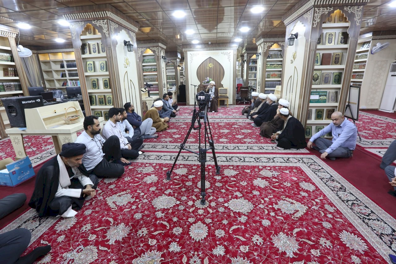 في ذكرى ولادة الإمام الحجَّة المنتظر (عجَّل الله فرجه الشَّريف)   مركزُ تراثِ البصرةِ يستقبلُ الفقيهَ المحقِّقَ  سماحةَ الشَّيخِ نجمِ الدِّين الطبسيِّ
