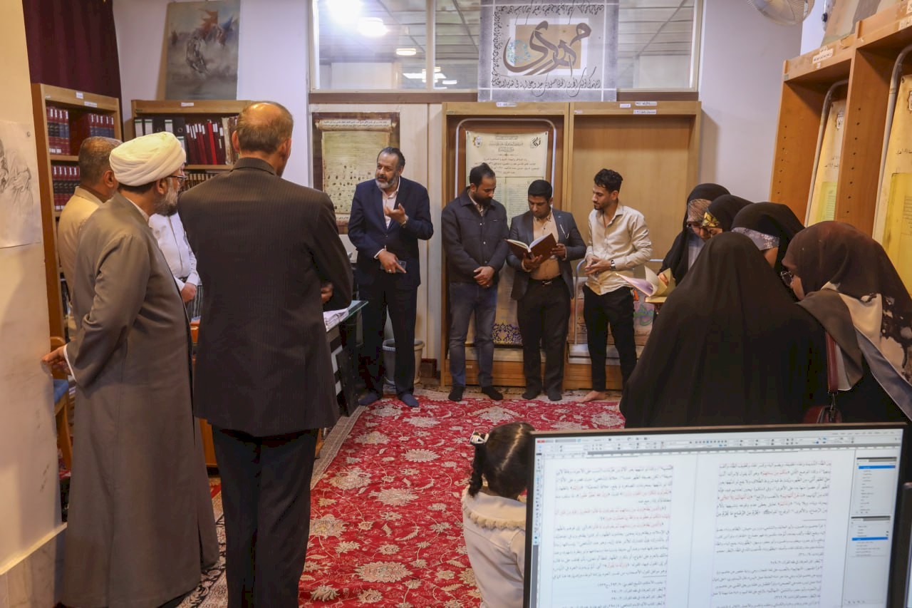 طلبةُ الدِّراسات العُليا في كليَّةِ التربيةِ للعلومِ الإنسانيَّة يزورون مركزَ تراثِ البصرةِ