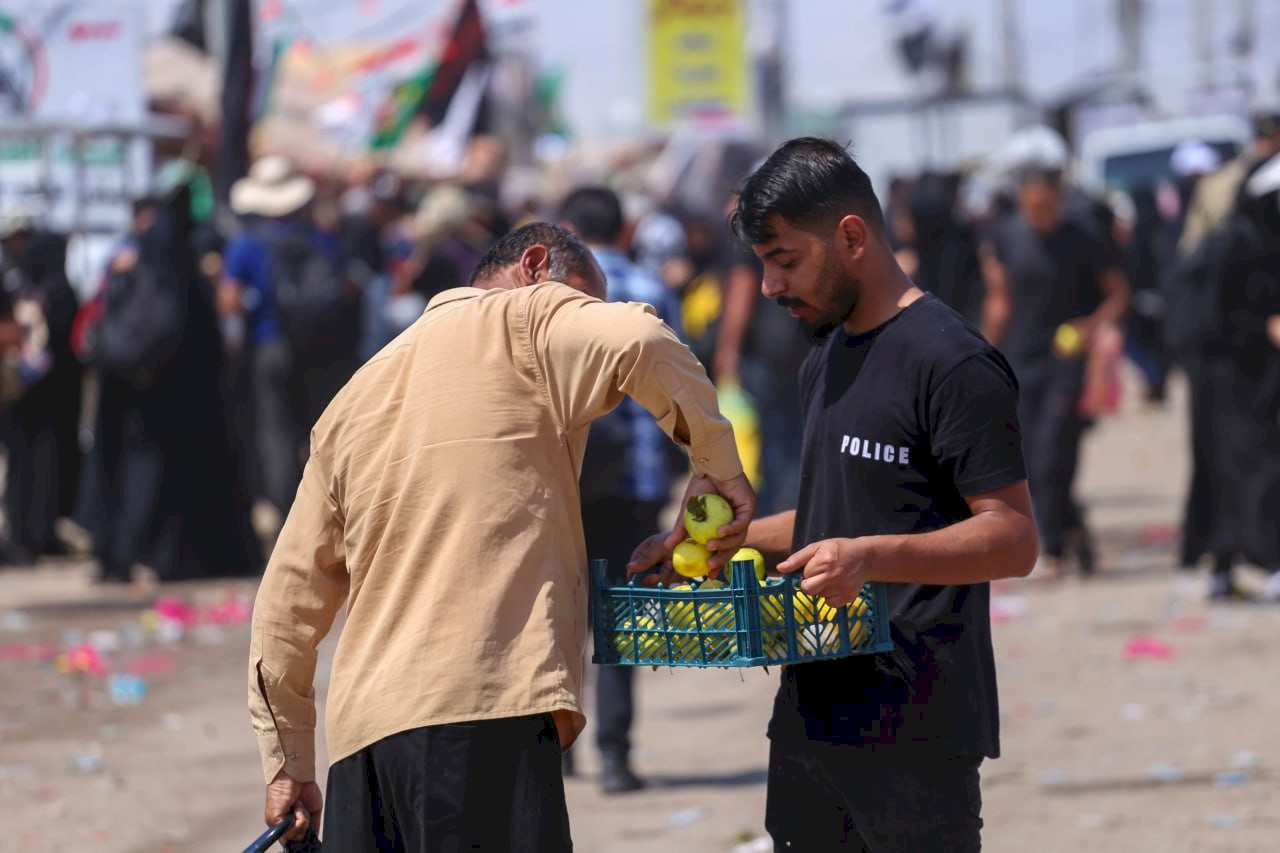 استمرار تدفق الزائرين من منفذ الشلامجة الحدودي في البصرة / صفر 1445هـ المصور: أمير جاسم العاشور